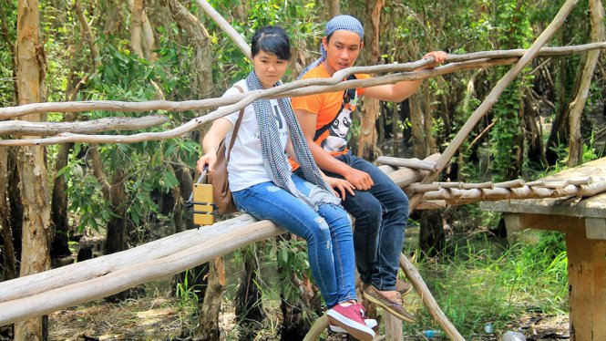 Đôi bạn trẻ chụp ảnh trên cầu khỉ – Ảnh: XUÂN LỘC Đôi bạn trẻ chụp ảnh trên cầu khỉ – Ảnh: XUÂN LỘC